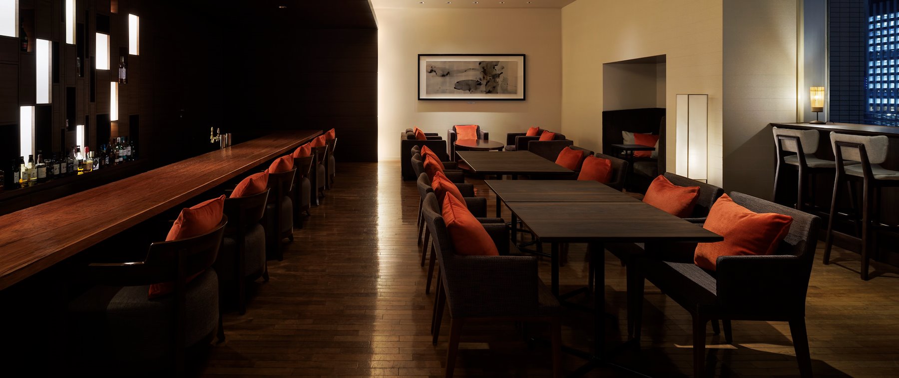 世界遺産宮島の厳島神社の回廊をデザインした店内