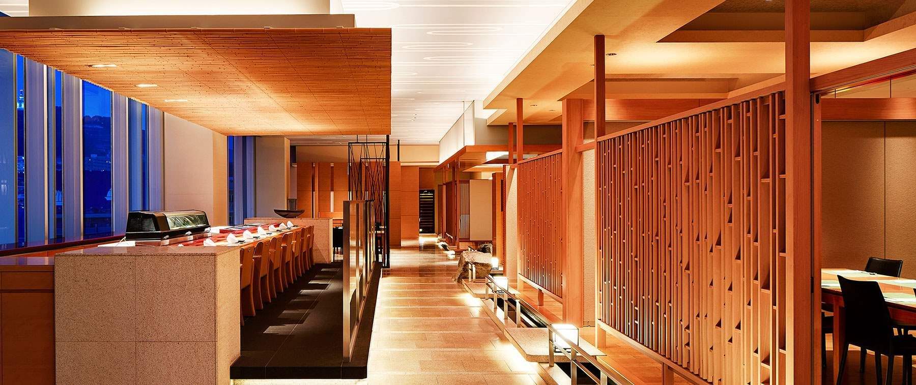 世界遺産宮島の厳島神社の回廊をデザインした店内