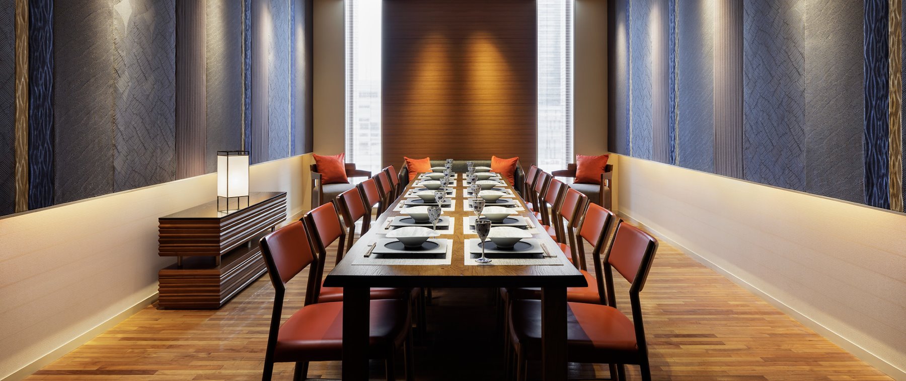 世界遺産宮島の厳島神社の回廊をデザインした店内