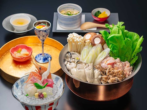 ２月おすすめメニュー　　広島牡蠣と広島赤どりの鍋コース　料理イメージ